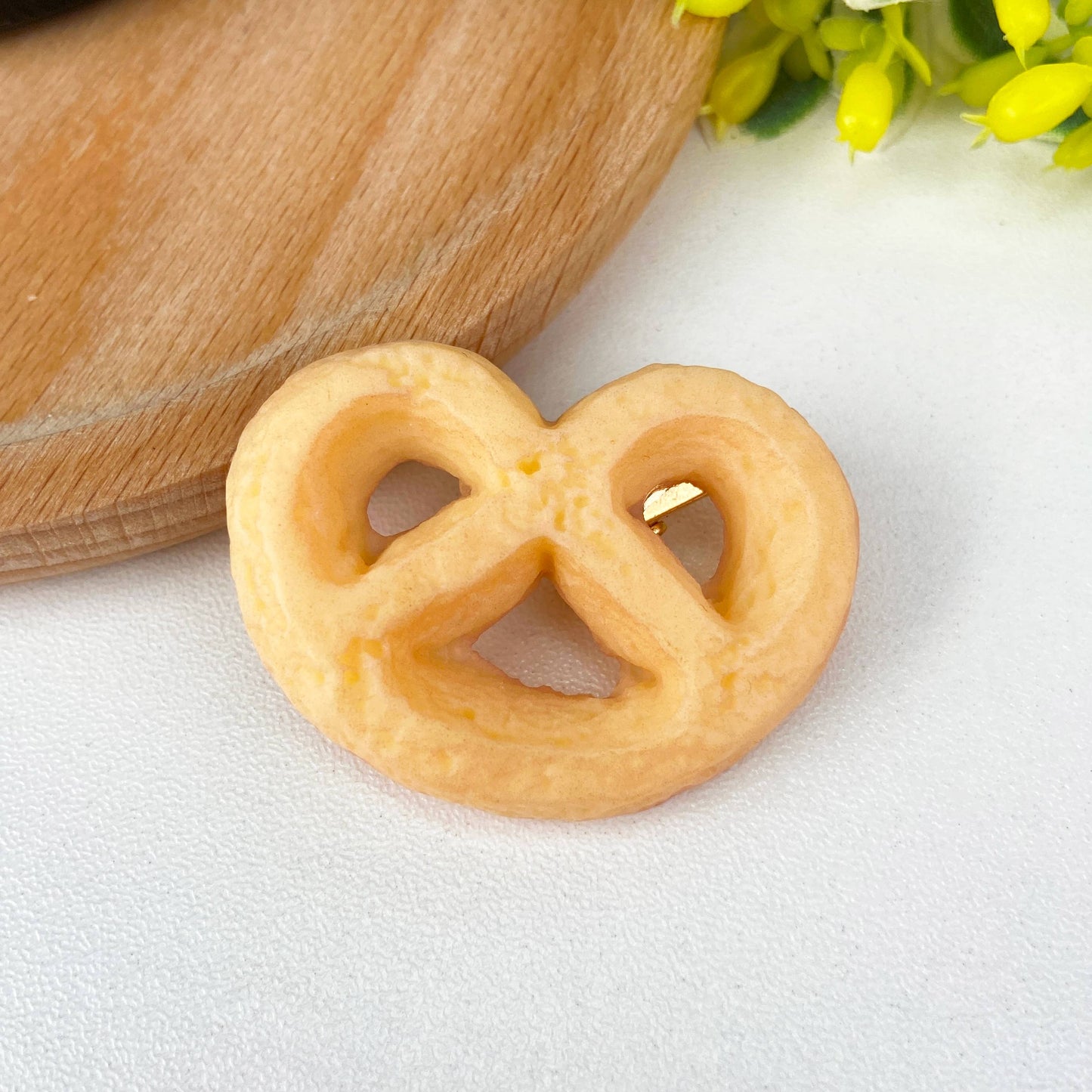 Simulated cookie hair clip